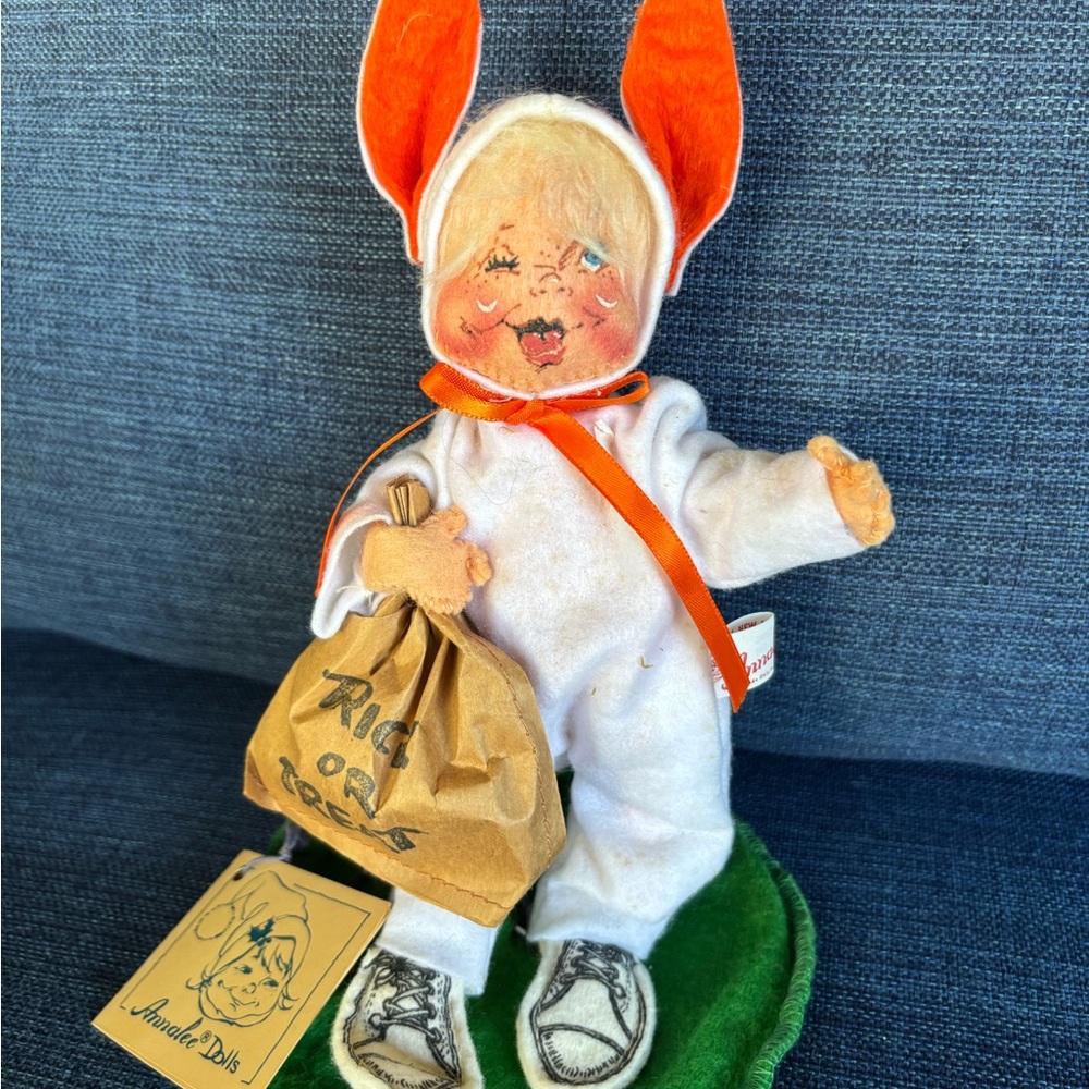 VINTAGE 1988 ANNALEE Mobilitee TRICK OR TREAT FELT BUNNY RABBIT DOLL -  USA